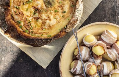 Fondue de reblochon cuit dans du pain, pommes de terre vapeur au lard