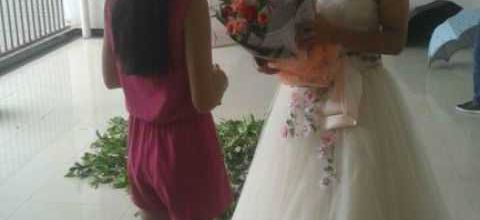 Il fait sa demande en mariage... en robe de mariée !