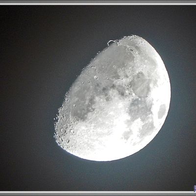 L'anneau pour suspendre Madame la Lune - Prise de vue du 31/10/2025 à 23 h 40 - Zoom 1200 mm, 1/60 s, à main levée, photos issues de recadrages