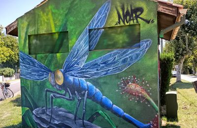 EB - Street-art dans la ville : libellule, serpent et abeille...