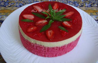 Gâteau décoré, mousses verveine, fraise, crème mascarpone-vanille, compotée de framboises