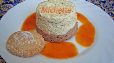 Parfait glacé au praliné et chocolat, coulis d'abricot et amarettis