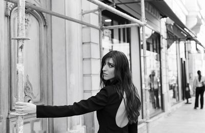 Julia Guez de retour avec la très belle chanson Des Vies à écouter en Lyrics Vidéo