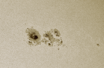 La grande zone active de taches solaires AR 4274