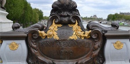 Pont Alexandre III : Vol de deux plaques de bronze ! (Mars 2013)