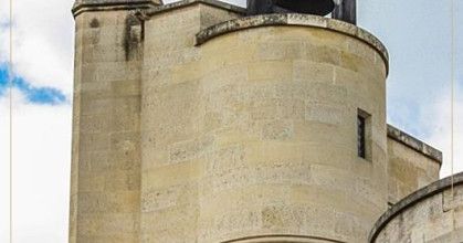 La cloche de l'horloge de Charles V sur le châtelet du donjon