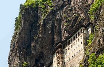 Le monastère à flanc de montagne ... 