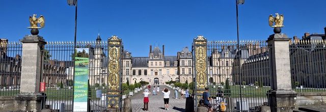 Château de Fontainebleau : depuis la cour du Cheval Blanc (ou cour des Adieux)