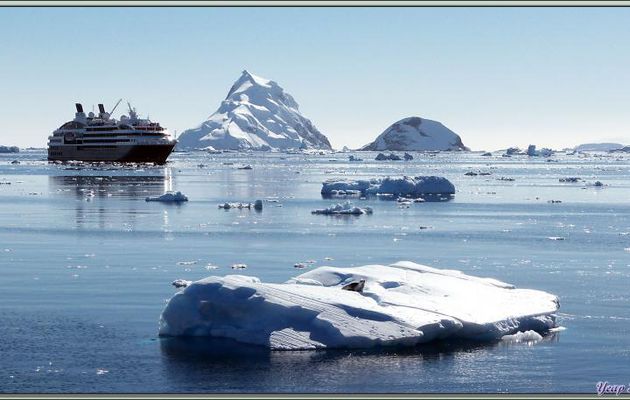 Nous croisons notre "sister ship" Le Boréal qui va, à son tour, débarquer son lot de "pingouins rouges" dans la Baie de Wilhelmine - Péninsule Antarctique 