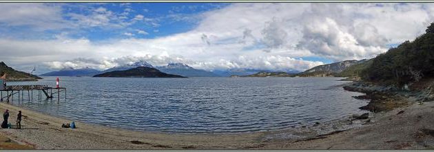 Baie Ensenada Zaratiegui et les montagnes de l'île Hoste (Chili) sous un ciel superbe de par ses nuages - Terre de Feu - Argentine