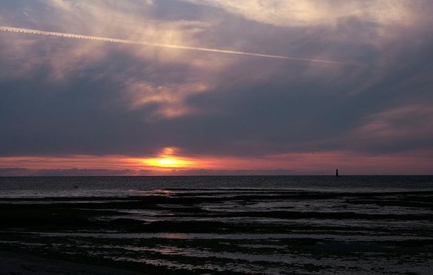 Crépuscule à marée montante sur le Phare du Haut-Banc de Nord (ou des Baleineaux - Ile de Ré - 17