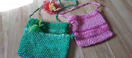 Deux petits sacs en plastique crocheté : vert ou rose ?