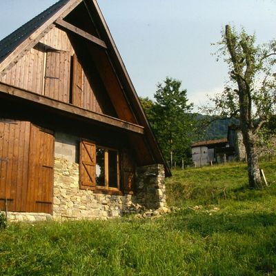 1979 - 80 : une autre année puis une autre, les volets ont été lasurés, l'intérieur progresse en fonction des fonds, en premier mise en place du plancher de l'étage, et continuation du doublage des façades en pierres avec ses tonnes de cailloux à trimbaler dans la voiture - Milhas - 31