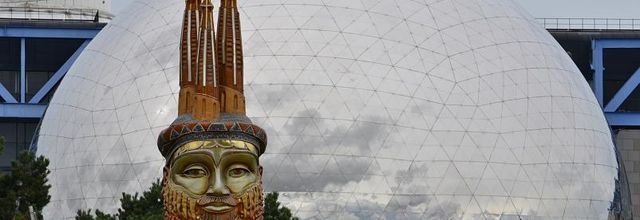 Parc de la Villette, Paris 19ème : Totems du Carnaval de Rio