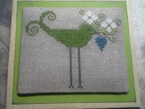  Petit oiseau vert sur carton