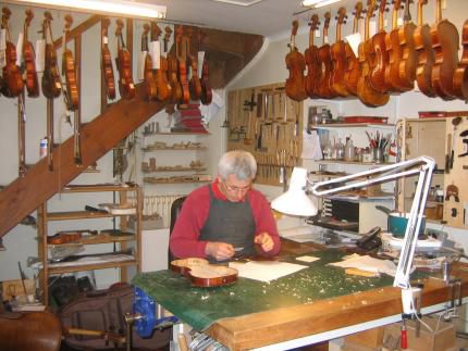 Vincent, luthier.