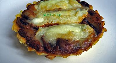 Tartelette en pâte de quenelle garnie aux champignons, tomate, fromage
