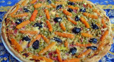 Pizza à la crème à la moutarde, petits pois, carottes et pancetta