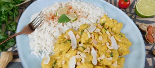 Curry de poulet au lait de coco et cacahuètes