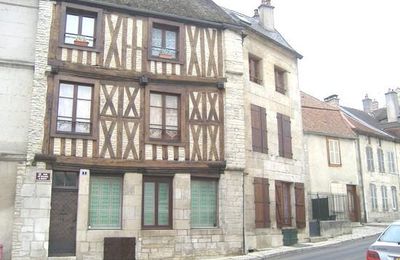 La belle maison à colombages de la rue du Bourg-à-Mont....
