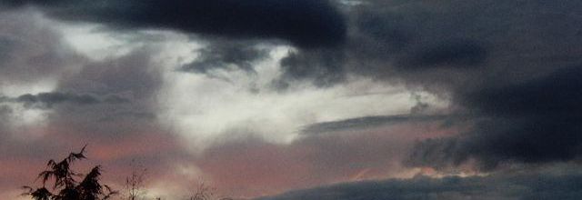 Une trouée dans les nuages noirs avec un coucher de soleil 