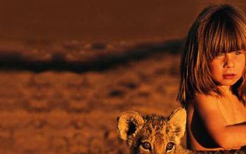 La petite Tippi dans la savane africaine