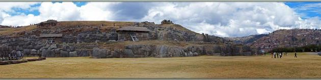Vues panoramiques sur l'entrée du site de la forteresse Sacsayhuamán - Cuzco - Pérou