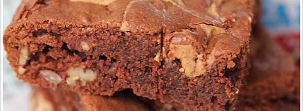 Brownie au chocolat, beurre de cacahuètes (dakatine) & noix de pecan.