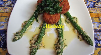 Croquette de crabe, persil frit, asperges en vinaigrette