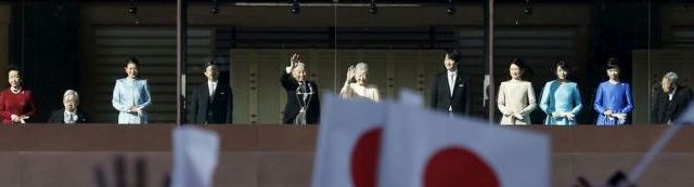 La famille impériale du Japon au balcon du Palais royal à Tokyo