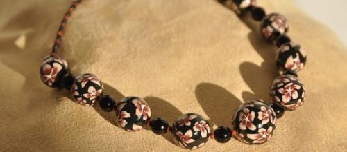 Collier boules à fleurs