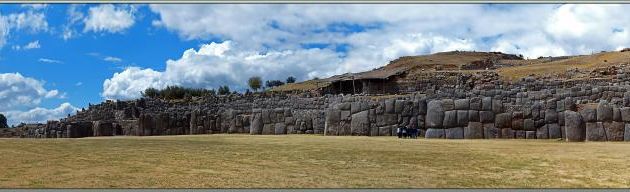 Vues panoramiques sur l'entrée du site de la forteresse Sacsayhuamán (suite) - Cuzco - Pérou