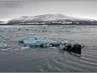 Un grand panorama de ce beau glacier (qui a été difficile à créer à cause du déplacement du navire) suivi de vues plus rapprochées prises depuis le navire Exploris One