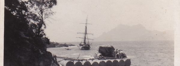 1920. Exploitation de la pierre de Granit Rose. Embarquement pour Marseille.