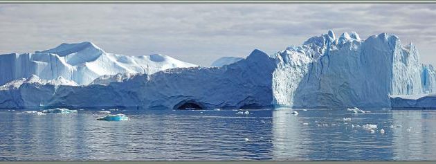 Un petit dernier et son satellite avant le retour vers Ilulissat - Baie de Disko - Groenland