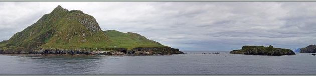 Panorama sur Nightingale Island, Middle (or Alex) Island, et Stoltenhoff Island avec, au loin derrière, Inaccessible Island - Tristan da Cunha