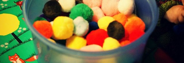 Bac sensoriel : Les pompons pour les touts-petits