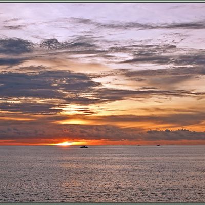 L'après-midi se poursuit par un petit tour au milieu de la zone de villégiature locale et se termine par un coucher de soleil époustouflant admiré depuis le navire - Ngurbloat Beach - Tual Island - Pulau-pulau Kei - Moluques - Indonésie