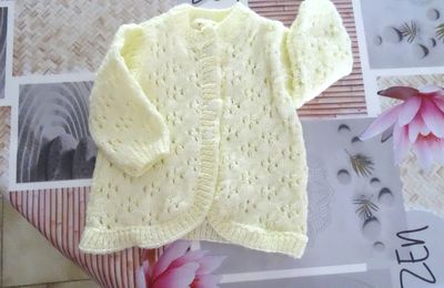 Gilet point dentelle et ses chaussons assortis .