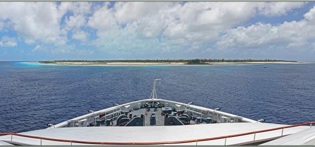 Arrivée devant l'île Menai, grand motu situé à l'ouest de l'Atoll Cosmoledo - Groupe Aldabra - Seychelles