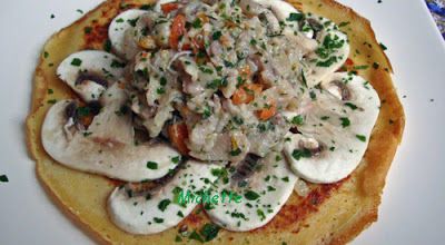 Crêpe salée garnie avec une salade de pieds de porc et des champignons crus