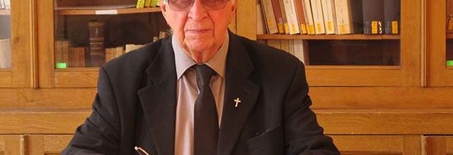 Mgr Henri Teissier à Alger  il a pris la nationalité algérienne, il est critiqué en France par des "algéniaristes"