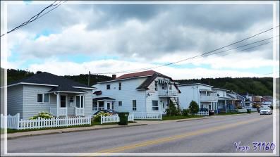 Toujours le même style d'habitations ... - Mauricie - Québec - Canada