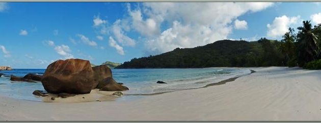 Vue sur Anse Takamaka et ses rochers à partir du Restaurant Batista - Mahé - Seychelles