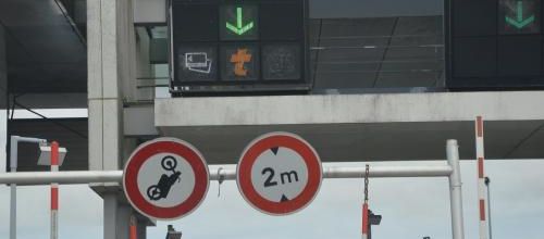 ... ho, les motards, on se calme...!