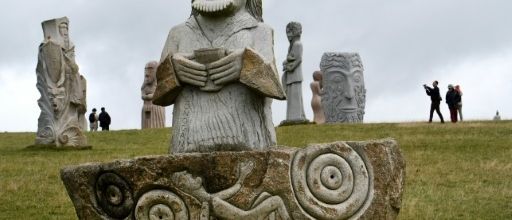En Bretagne, la Vallée des saints, un terrain de jeu unique pour les sculpteurs
