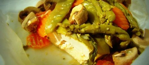 Papillote de poulet à l'estragon et ses légumes croquants