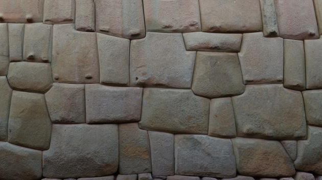 Devinette : qui se cache au milieu de ce mur Inca à Cuzco? 