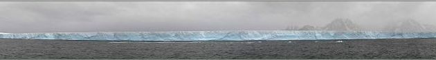 Le Lyrial s'approche de l'immense iceberg tabulaire qui dérive près du Fjord Drygalski - Géorgie du Sud