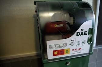 Réanimation Arrêts cardiaques : les défibrillateurs automatiques doublent la survie